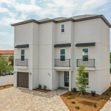 Majestic 3-Story Home Near Beach, Free Wi-Fi, Community Pool And Bbq Access